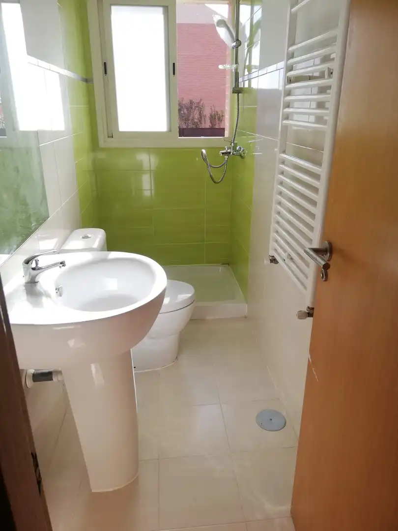 Casa o chalet en venta en Calle Dámaso Alonso, 22, Los Hueros Baño de Casa o chalet en venta en Villalbilla con Calefacción, Jardín privado y Parquet