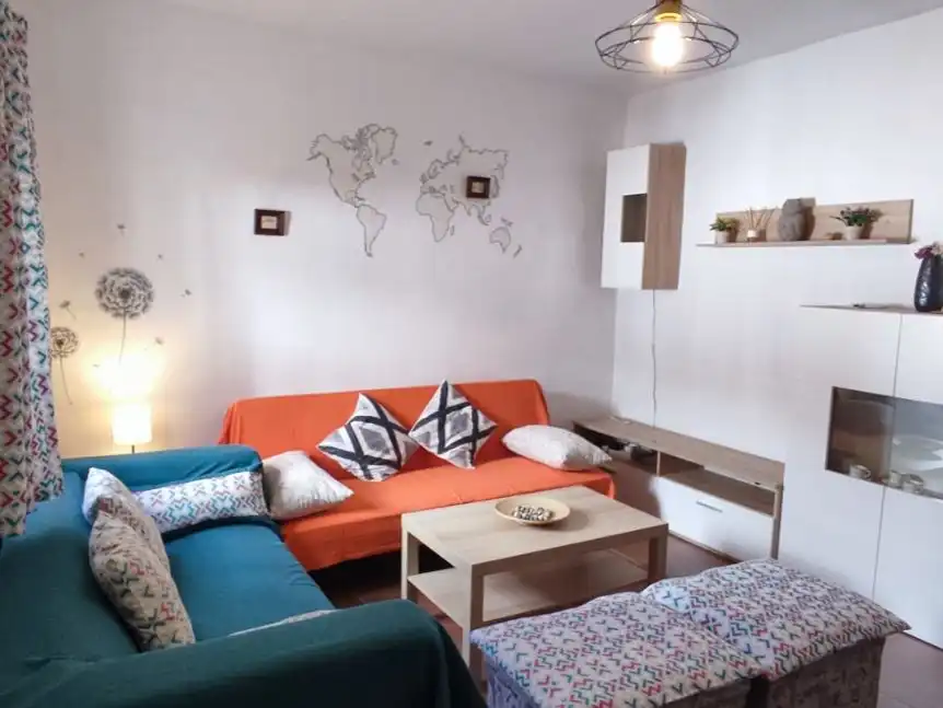 Apartament de lloguer a Calle Mari Pepa Estrada Segalerva, 2, Distrito Zeta - Recinto Ferial Cortijo de Torres Sala d'estar de Apartament de lloguer en Málaga amb Moblat