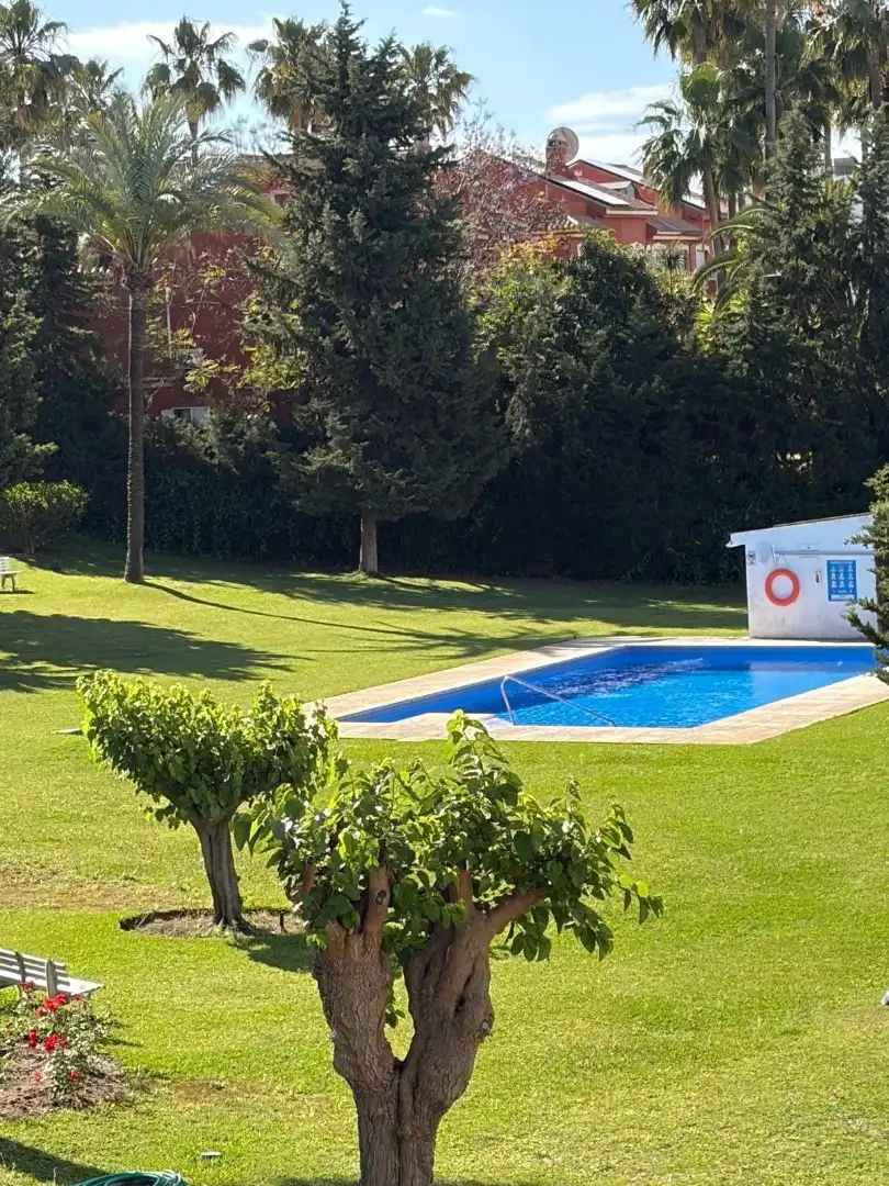 Piso de alquiler en Calle Esmeralda, 1, Nueva Atalaya Piscina de Piso de alquiler en Estepona con Aire acondicionado, Calefacción y Parquet