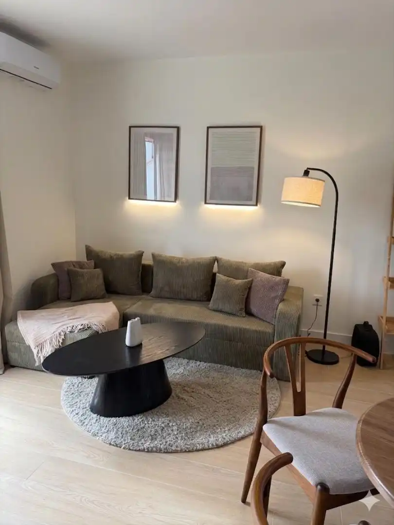 Piso de alquiler en Calle Esmeralda, 1, Nueva Atalaya Sala de estar de Piso de alquiler en Estepona con Aire acondicionado, Calefacción y Parquet