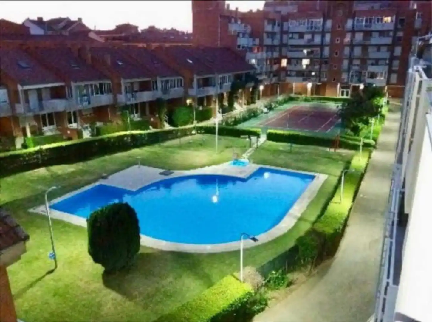 Casa adosada en venta en El Soto Piscina de Casa adosada en venta en León Capital con Calefacción, Jardín privado y Terraza