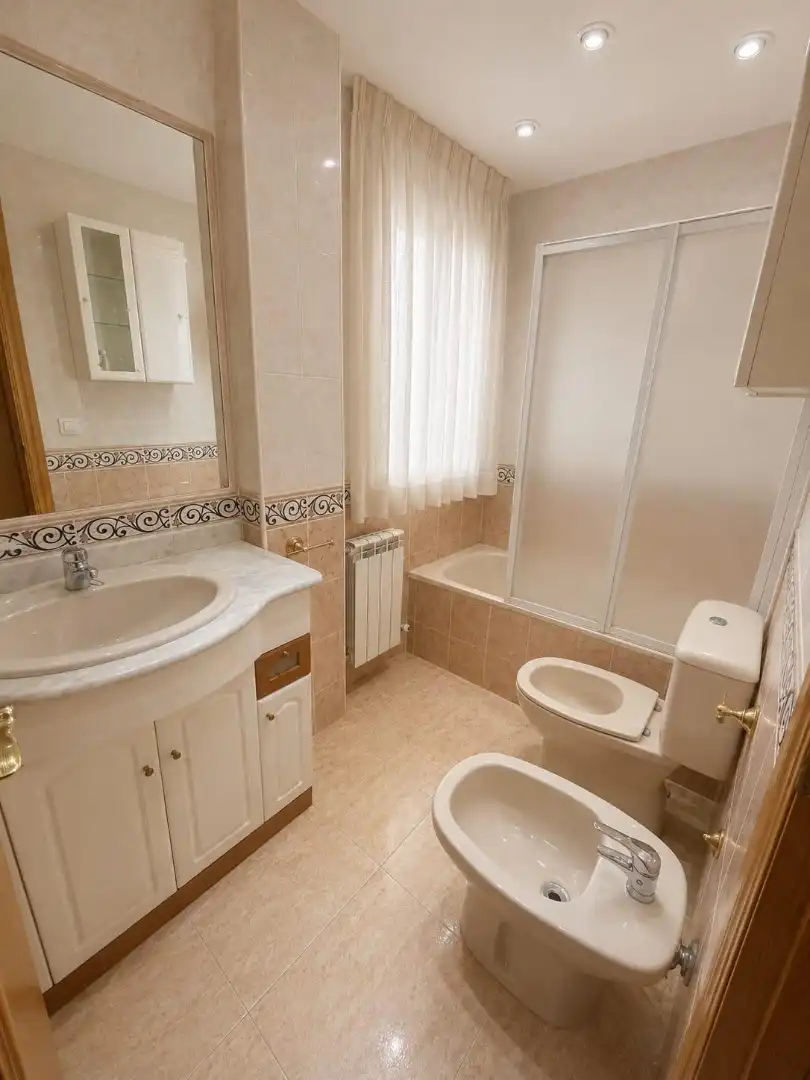Piso en venta en Calle de Muniesa, 2, Oliver Baño de Piso en venta en Zaragoza con Aire acondicionado, Calefacción y Parquet
