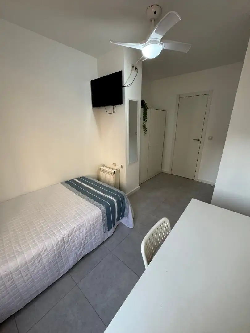 Room in Avinguda del Comte de Torrefiel, 8, El Llombo