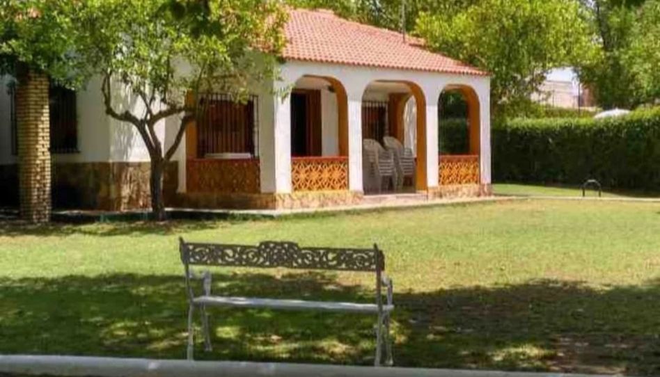 Casa o chalet en venta en Calle el Abedul, 10, Aguilar de la Frontera, Córdoba - imagen 1 Foto 1 de Casa o chalet en venta en Calle el Abedul, 10, Aguilar de la Frontera, Córdoba