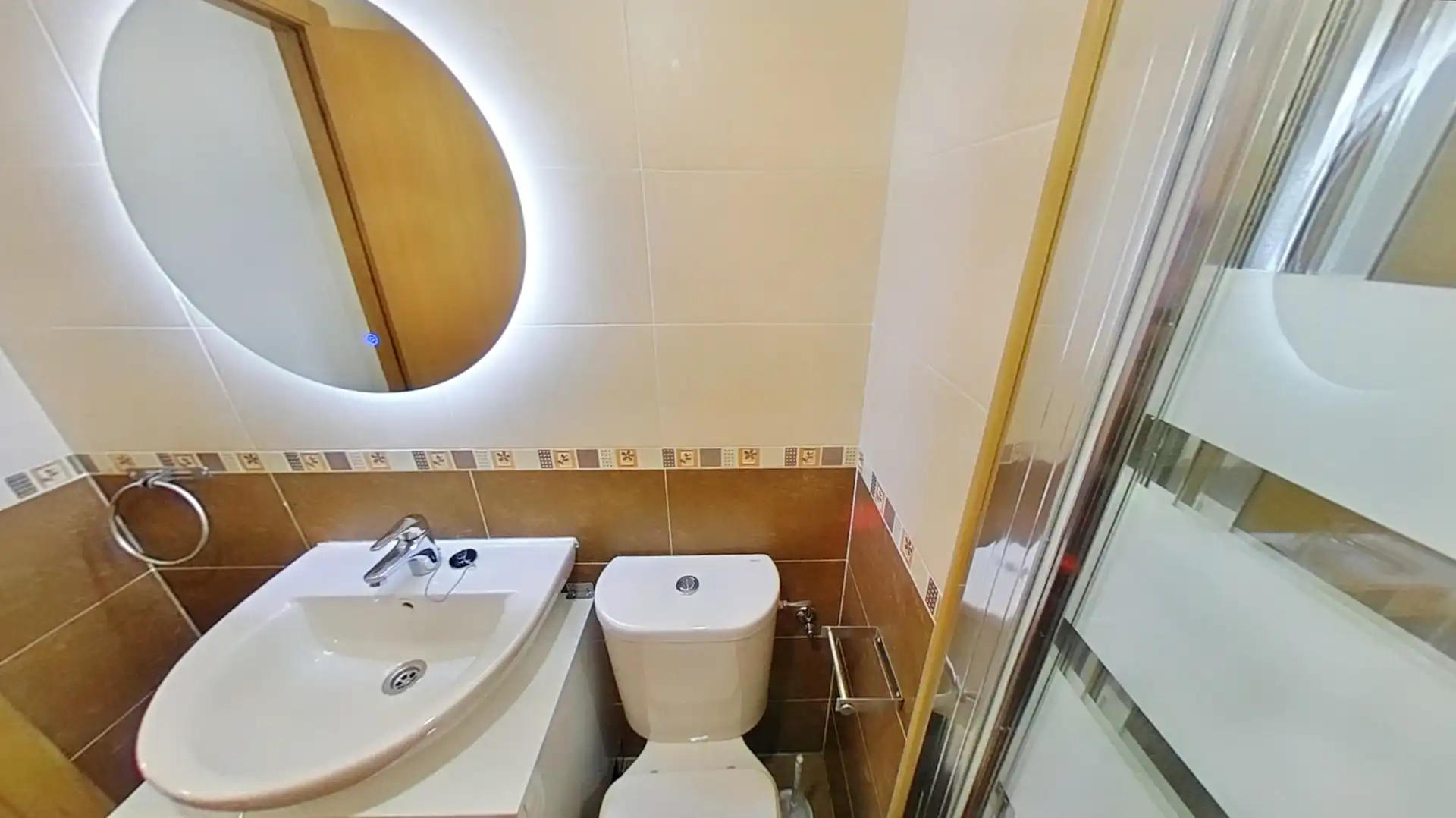 Baño de Piso de alquiler en Parla con Calefacción, Parquet y Terraza