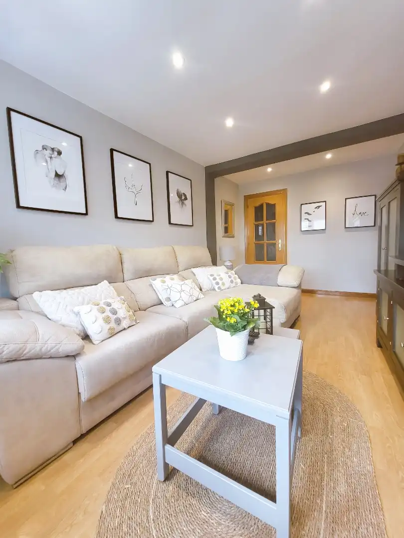 Sala de estar de Piso en venta en Avilés con Parquet, Trastero y Amueblado