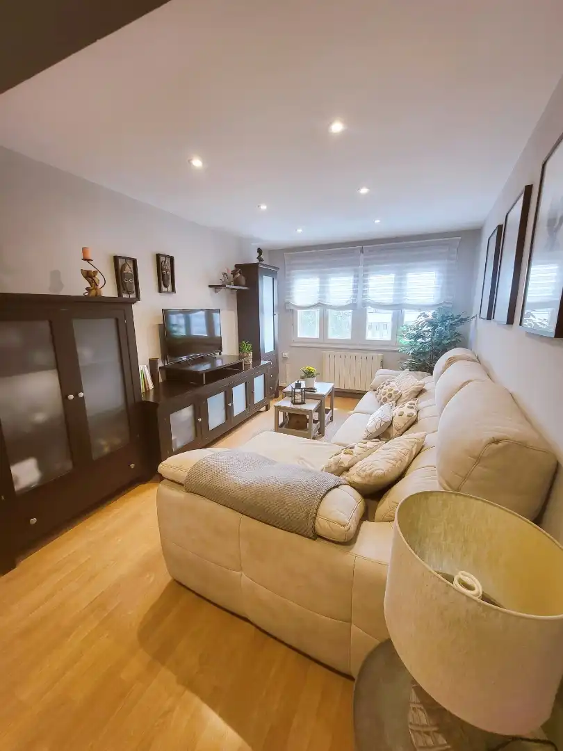 Sala de estar de Piso en venta en Avilés con Parquet, Trastero y Amueblado