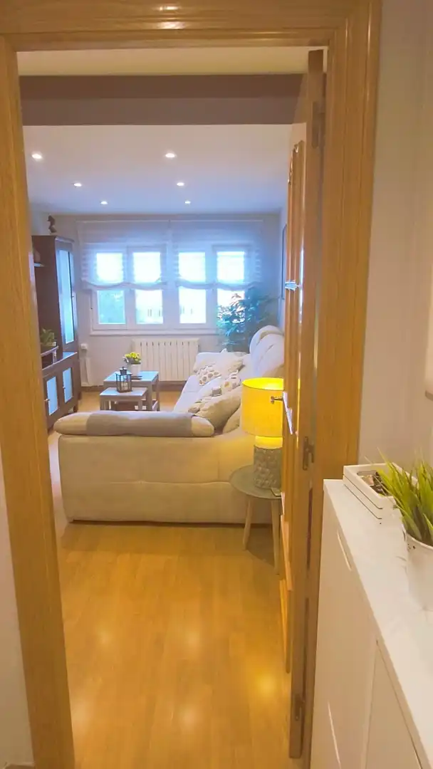 Sala de estar de Piso en venta en Avilés con Parquet, Trastero y Amueblado