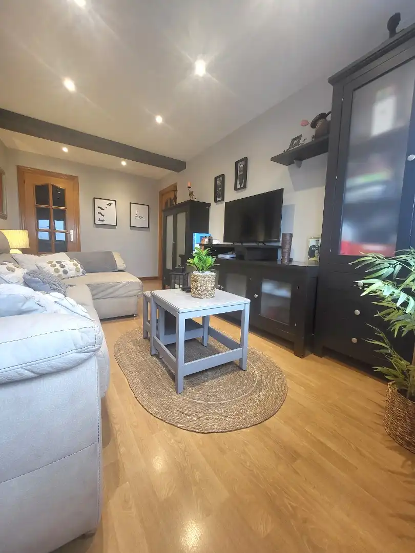 Sala de estar de Piso en venta en Avilés con Parquet, Trastero y Amueblado