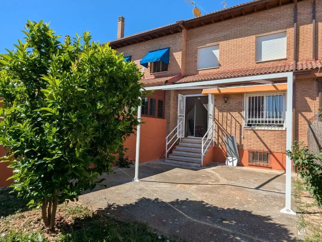 Casa adosada en venta en Calle Río Miño, 9, Centro Bº Doscientas Vista exterior de Casa adosada en venta en Azuqueca de Henares con Calefacción