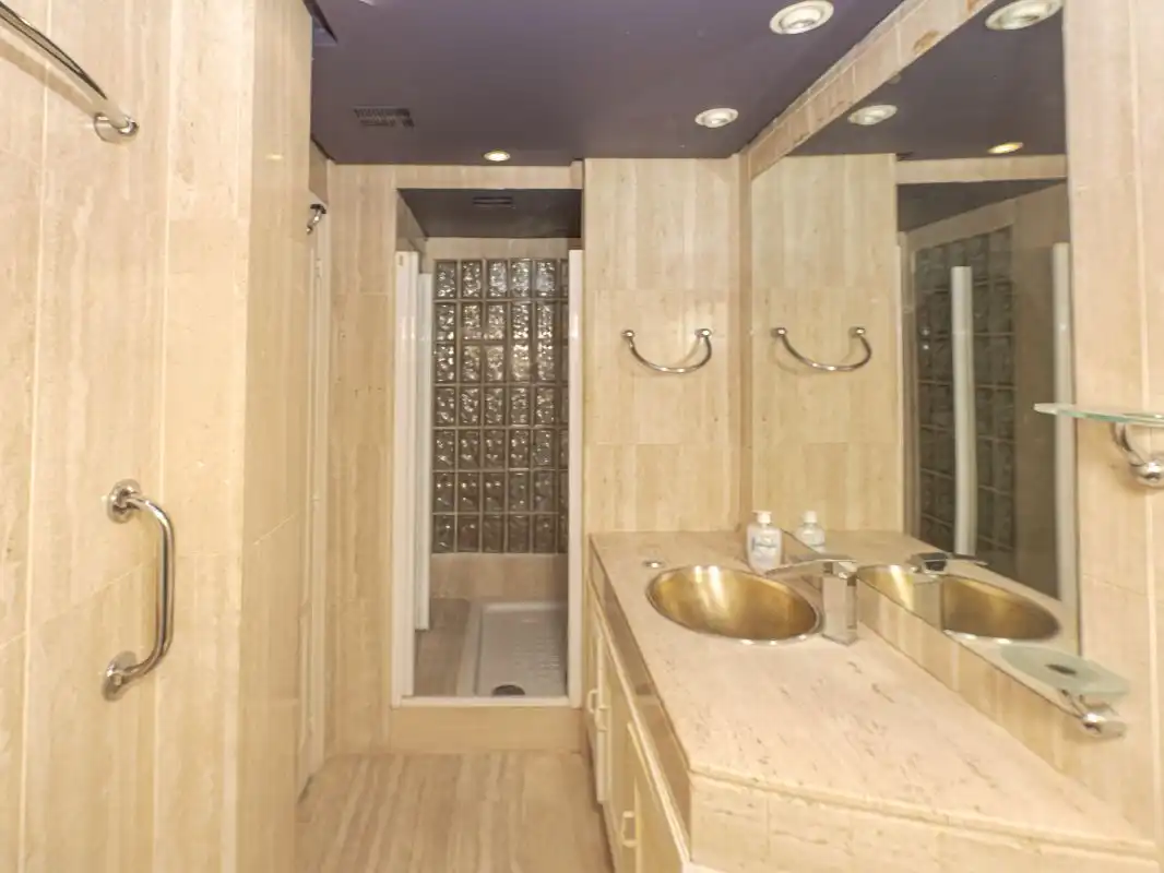 Bathroom of Apartments for rent in  Madrid Capital  with Air Conditioner and Balcony