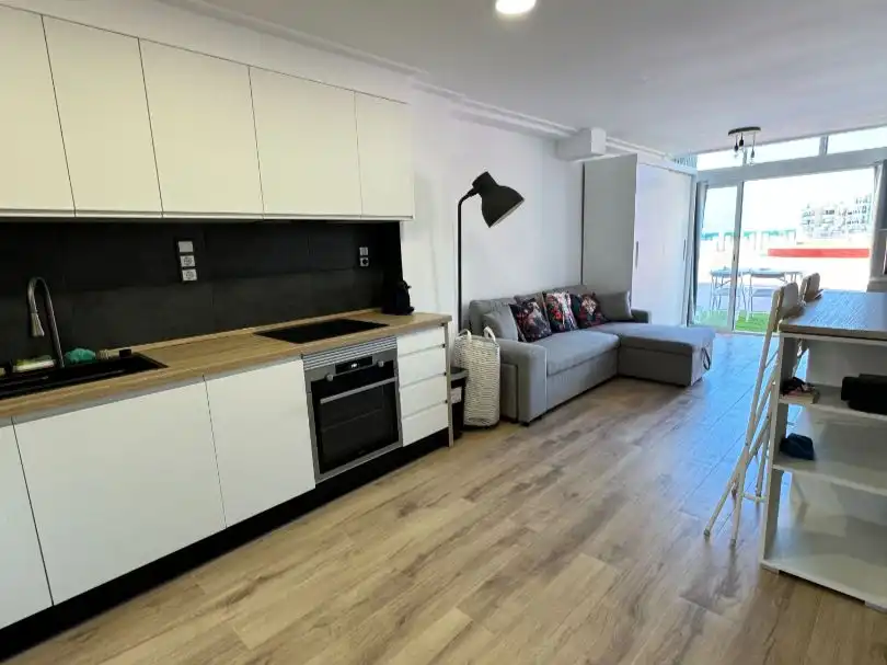Wohnzimmer von Wohnung zum Verkauf in Torrevieja mit Klimaanlage, Privatgarten und Terrasse