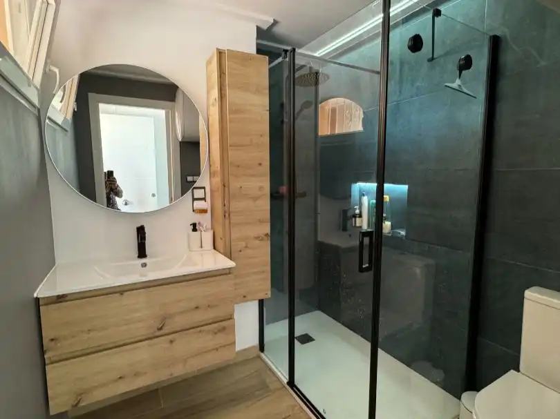 Badezimmer von Wohnung zum Verkauf in Torrevieja mit Klimaanlage, Privatgarten und Terrasse