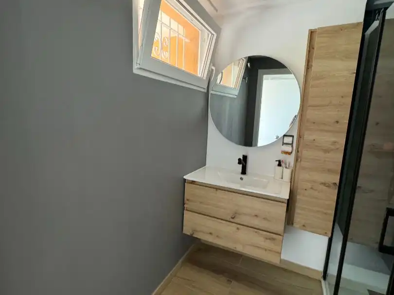 Badezimmer von Wohnung zum Verkauf in Torrevieja mit Klimaanlage, Privatgarten und Terrasse