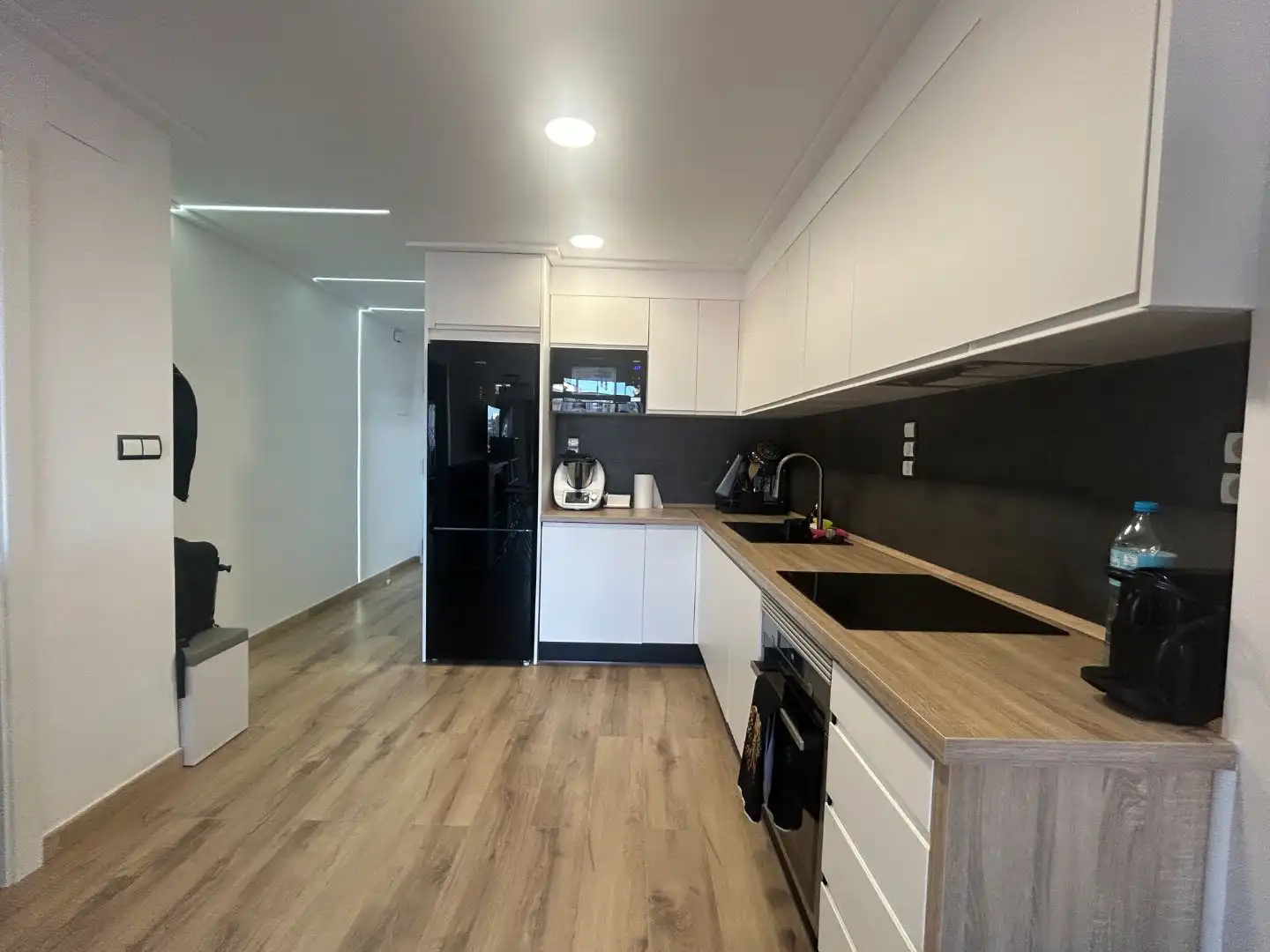 Küche von Wohnung zum Verkauf in Torrevieja mit Klimaanlage, Privatgarten und Terrasse