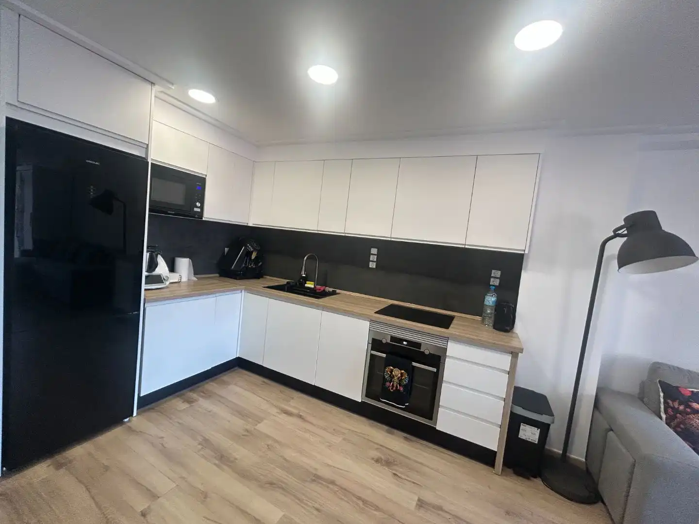 Küche von Wohnung zum Verkauf in Torrevieja mit Klimaanlage, Privatgarten und Terrasse