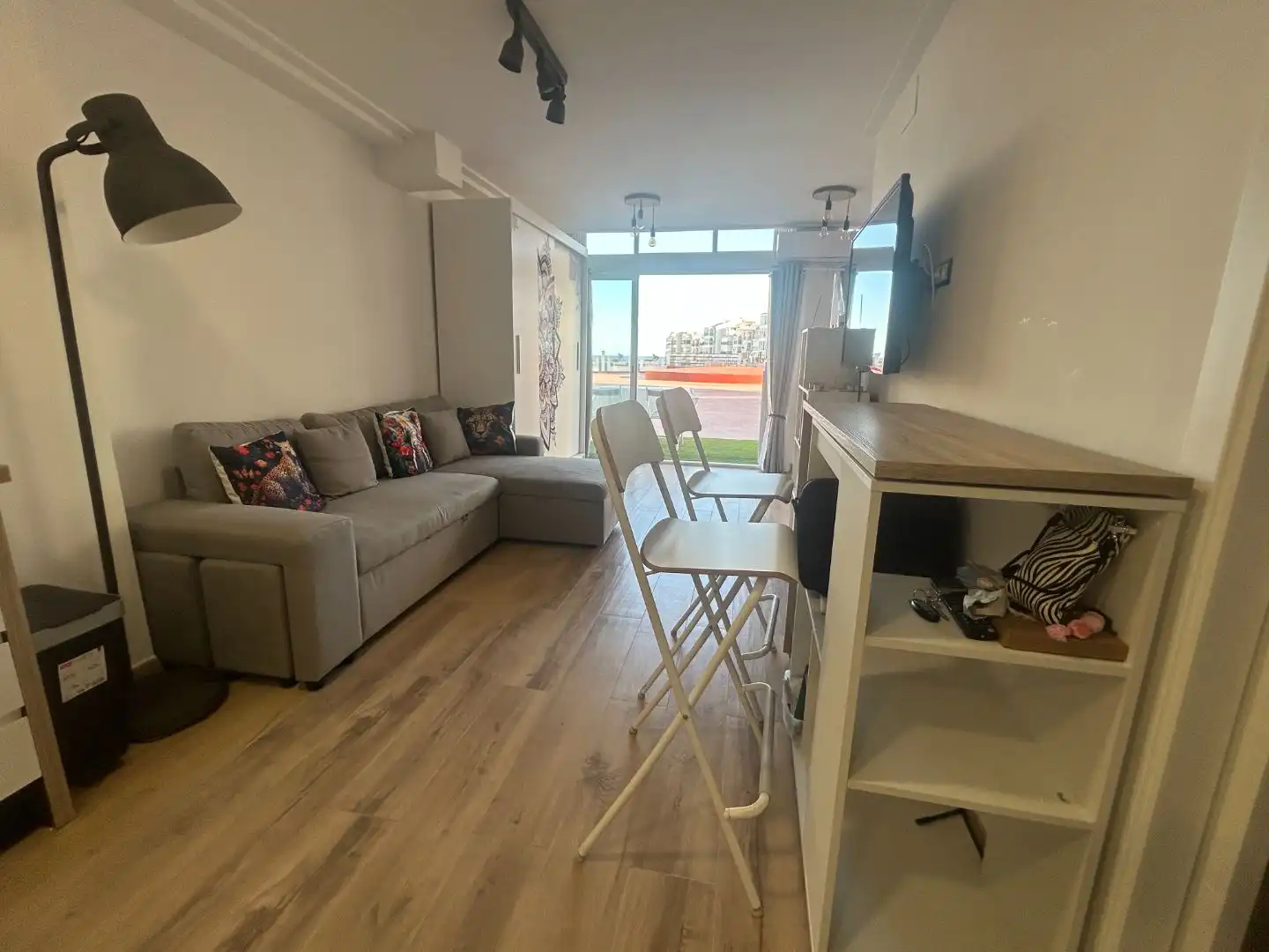 Wohnzimmer von Wohnung zum Verkauf in Torrevieja mit Klimaanlage, Privatgarten und Terrasse