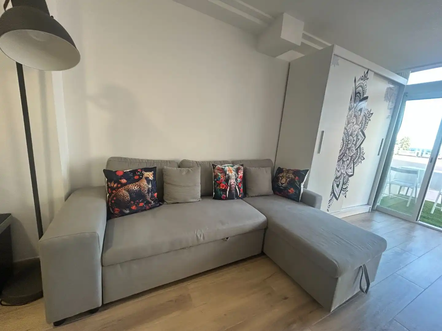 Wohnzimmer von Wohnung zum Verkauf in Torrevieja mit Klimaanlage, Privatgarten und Terrasse