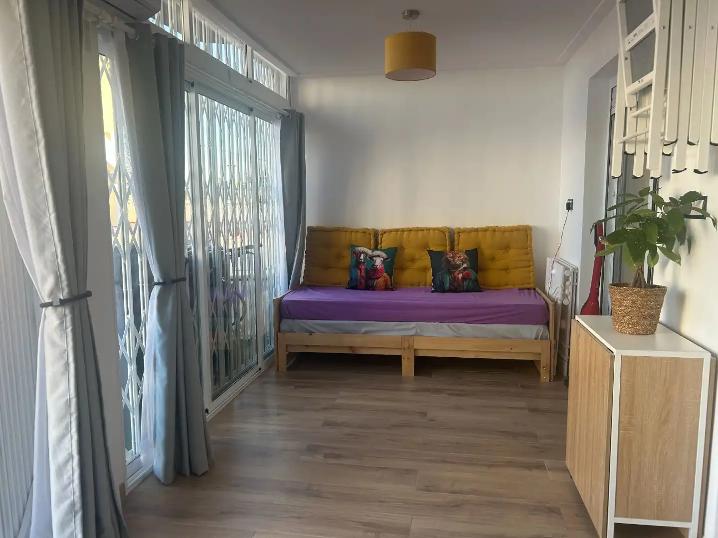Schlafzimmer von Wohnung zum Verkauf in Torrevieja mit Klimaanlage, Privatgarten und Terrasse