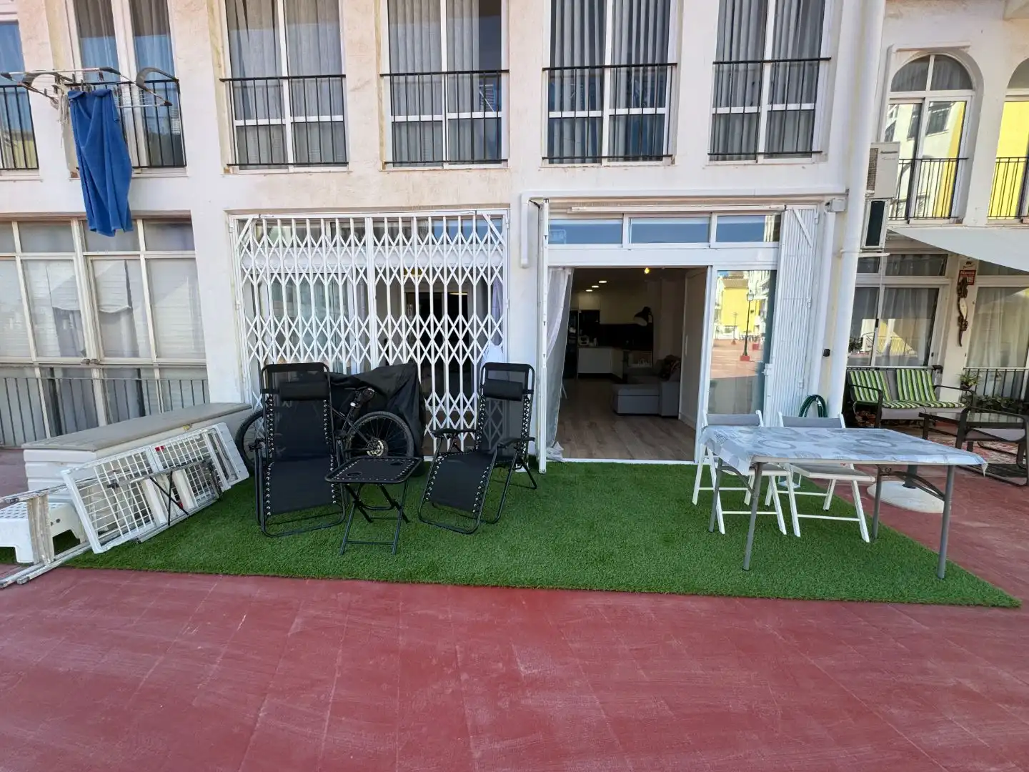 Terrasse von Wohnung zum Verkauf in Torrevieja mit Klimaanlage, Privatgarten und Terrasse
