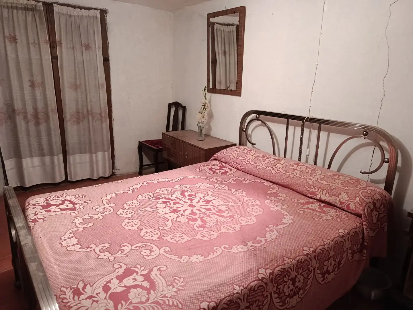 Casa adosada en venda a Calle Cantarranas, 5, Sisamón Dormitori de Casa adosada en venda en Sisamón amb Moblat i Balcó