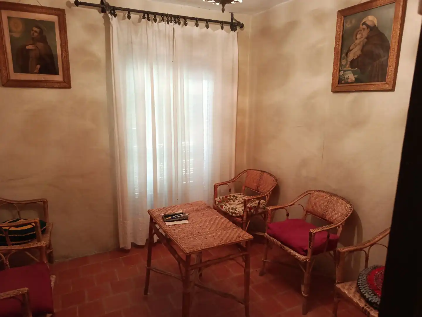 Casa adosada en venda a Calle Cantarranas, 5, Sisamón Sala d'estar de Casa adosada en venda en Sisamón amb Moblat i Balcó