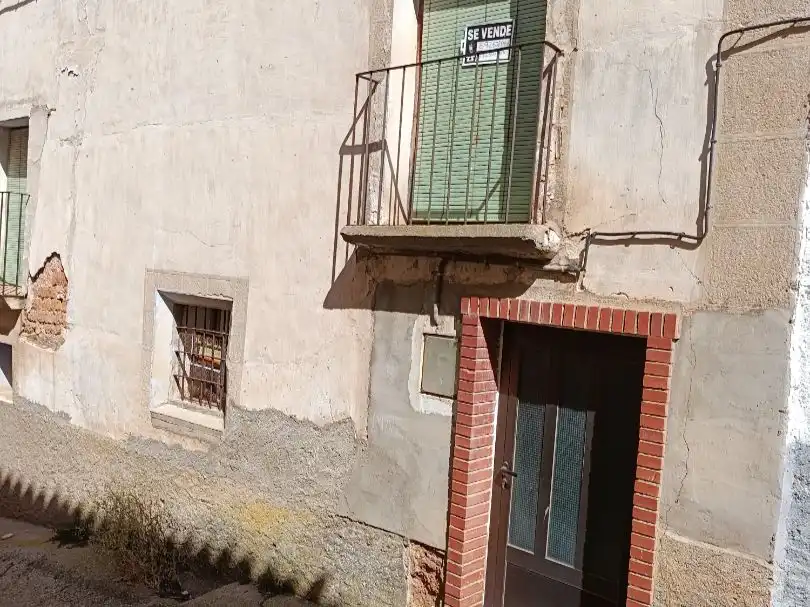 Casa adosada en venda a Calle Cantarranas, 5, Sisamón Vista exterior de Casa adosada en venda en Sisamón amb Moblat i Balcó