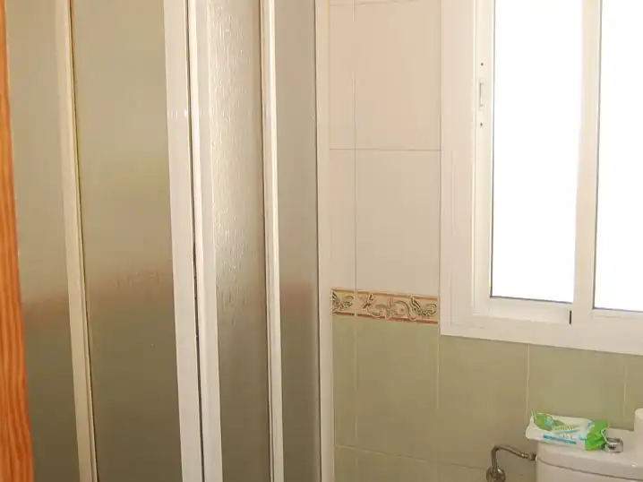 Wohnung zur Miete in Calle Crustáceos, 1, Punta Umbría Badezimmer von Wohnung zur Miete in Punta Umbría mit Klimaanlage, Terrasse und Balkon