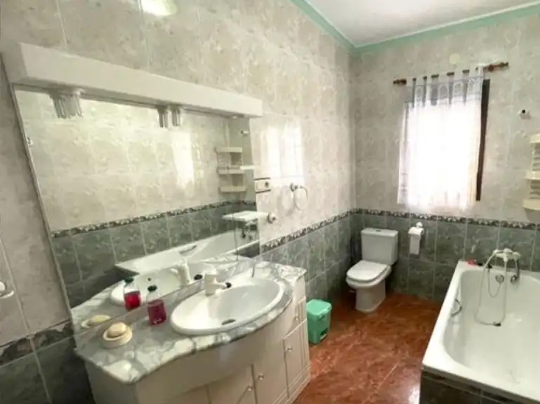 Casa adosada en venta en Calle Alta, Árchez Baño de Casa adosada en venta en Árchez