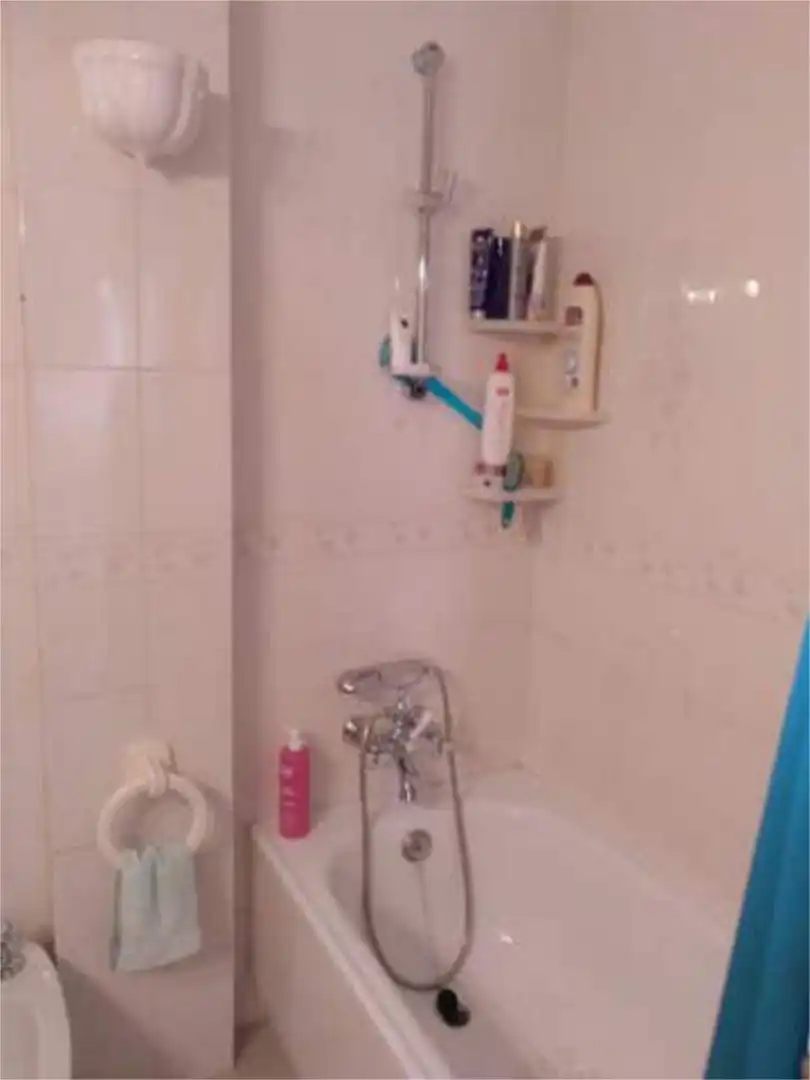 Baño de Piso de alquiler en Málaga con Calefacción, Jardín privado y Terraza