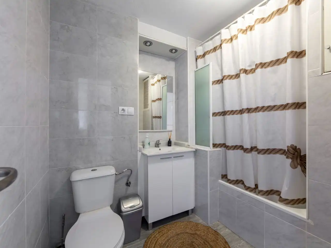 Piso en venta en Plaza Playa Paraíso, 2, Aguadulce Sur Baño de Piso en venta en Roquetas de Mar con Aire acondicionado y Piscina
