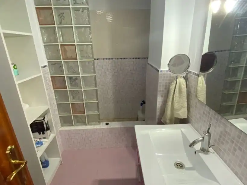 Flat for sale in Calle del Ángel, 19, Centro- San Felipe - Huerta Fava Bathroom of Flat for sale in La Línea de la Concepción with Air Conditioner, Heating and Terrace
