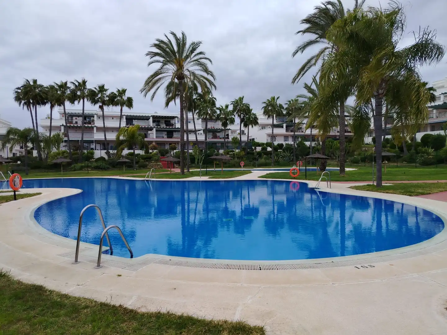 Flat for rent in Arrabal del Altos Rodeo, 12, Rodeo Alto - Guadaiza - La Campana Swimming pool of Flat for rent in Marbella with Air Conditioner, Heating and Private garden