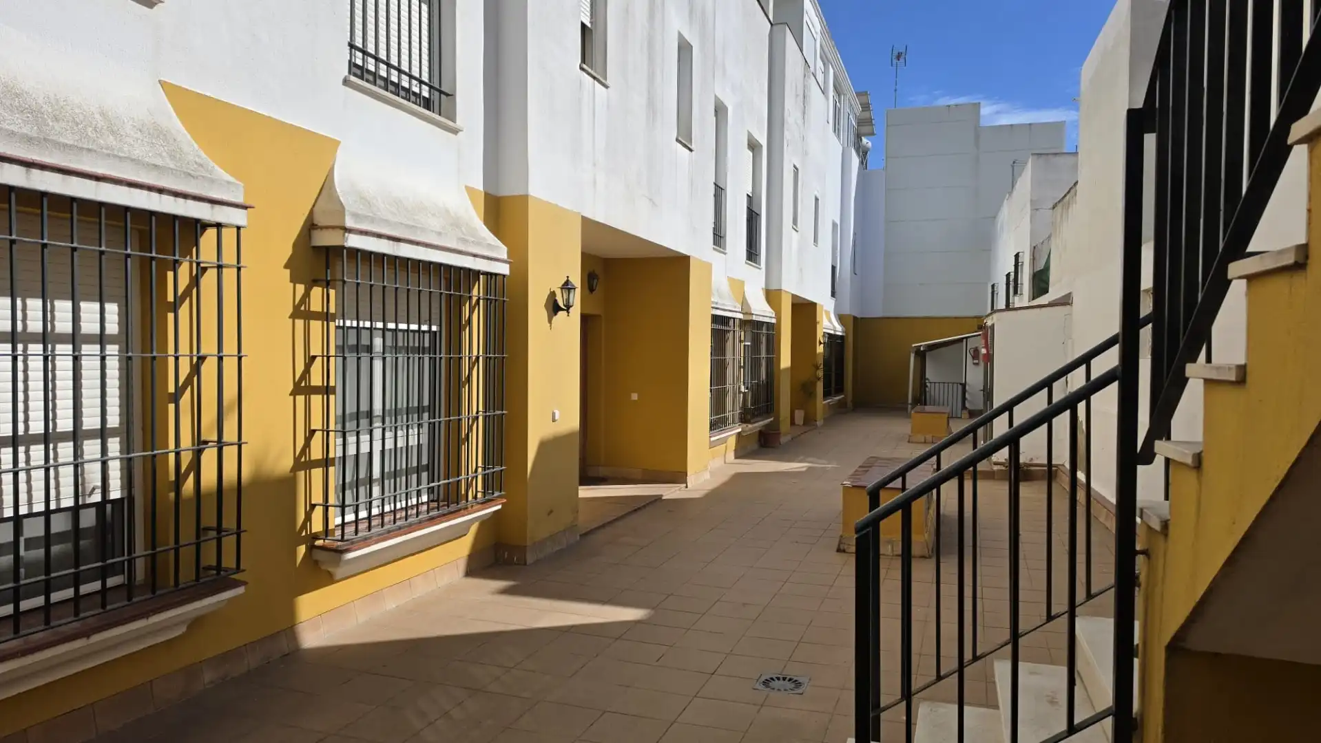 Außenansicht von Einfamilien-Reihenhaus zum Verkauf in San Fernando mit Klimaanlage