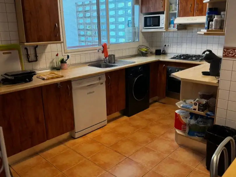 Wohnung zum Verkauf in Urbanización Virgen del Rocio, 13, Mairena del Aljarafe Küche von Wohnung zum Verkauf in Mairena del Aljarafe mit Klimaanlage, Terrasse und Schwimmbad