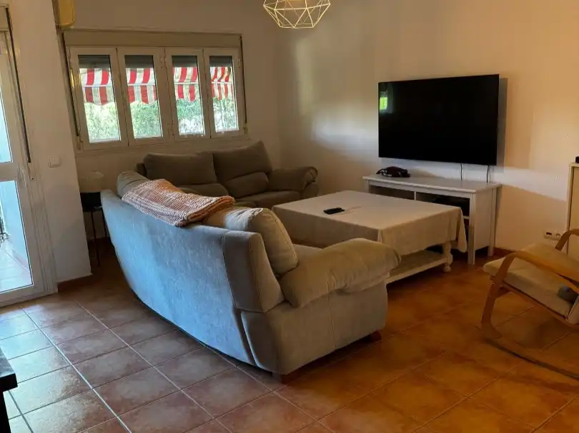 Wohnung zum Verkauf in Urbanización Virgen del Rocio, 13, Mairena del Aljarafe Wohnzimmer von Wohnung zum Verkauf in Mairena del Aljarafe mit Klimaanlage, Terrasse und Schwimmbad