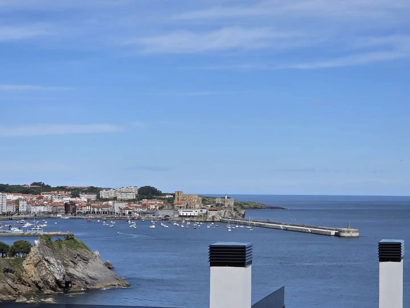 Pis en venda a Calle Nicolás Torre, 22, Cotolino Vista exterior de Pis en venda en Castro-Urdiales amb Terrassa, Piscina i Balcó