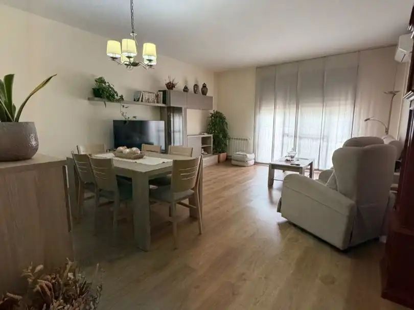 Piso en venta en Passeig Pompeu Fabra, 2, Tremp Sala de estar de Piso en venta en Tremp con Aire acondicionado y Terraza