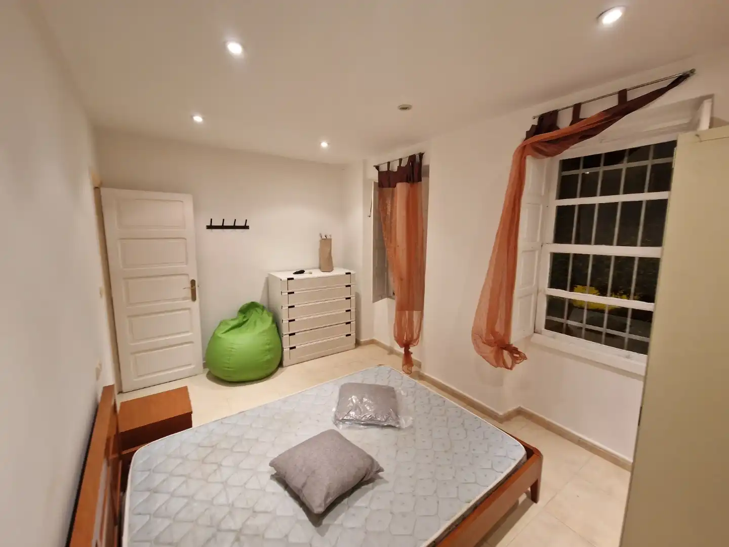 Piso en venta en Rúa Río Narla, 46, Paradai Habitación de Piso en venta en Lugo con Jardín privado, Trastero y Amueblado