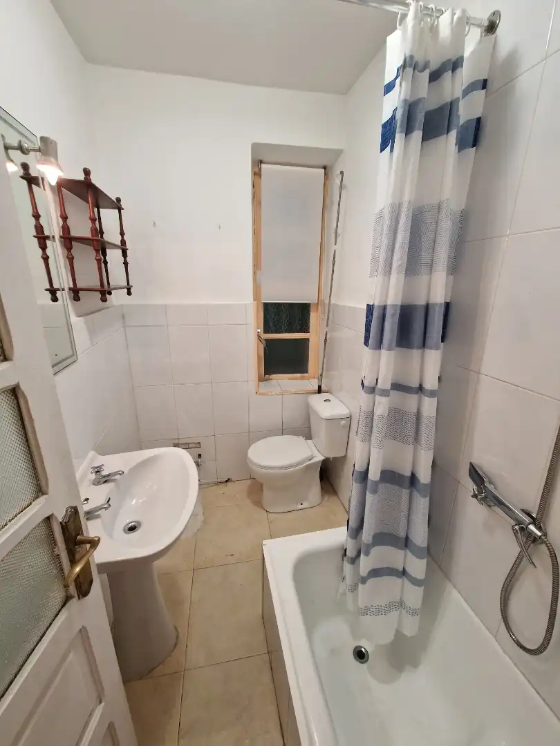 Piso en venta en Rúa Río Narla, 46, Paradai Baño de Piso en venta en Lugo con Jardín privado, Trastero y Amueblado
