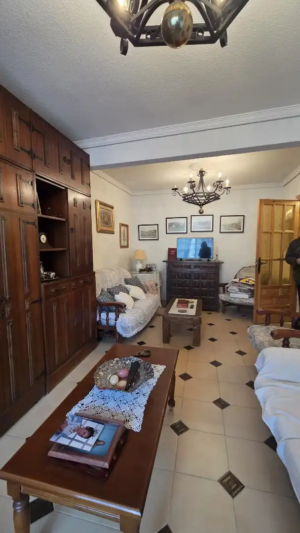 Casa adosada en venta en Plaza de la Iglesia, 3, El Casar de Escalona Sala de estar de Casa adosada en venta en El Casar de Escalona con Calefacción, Jardín privado y Terraza