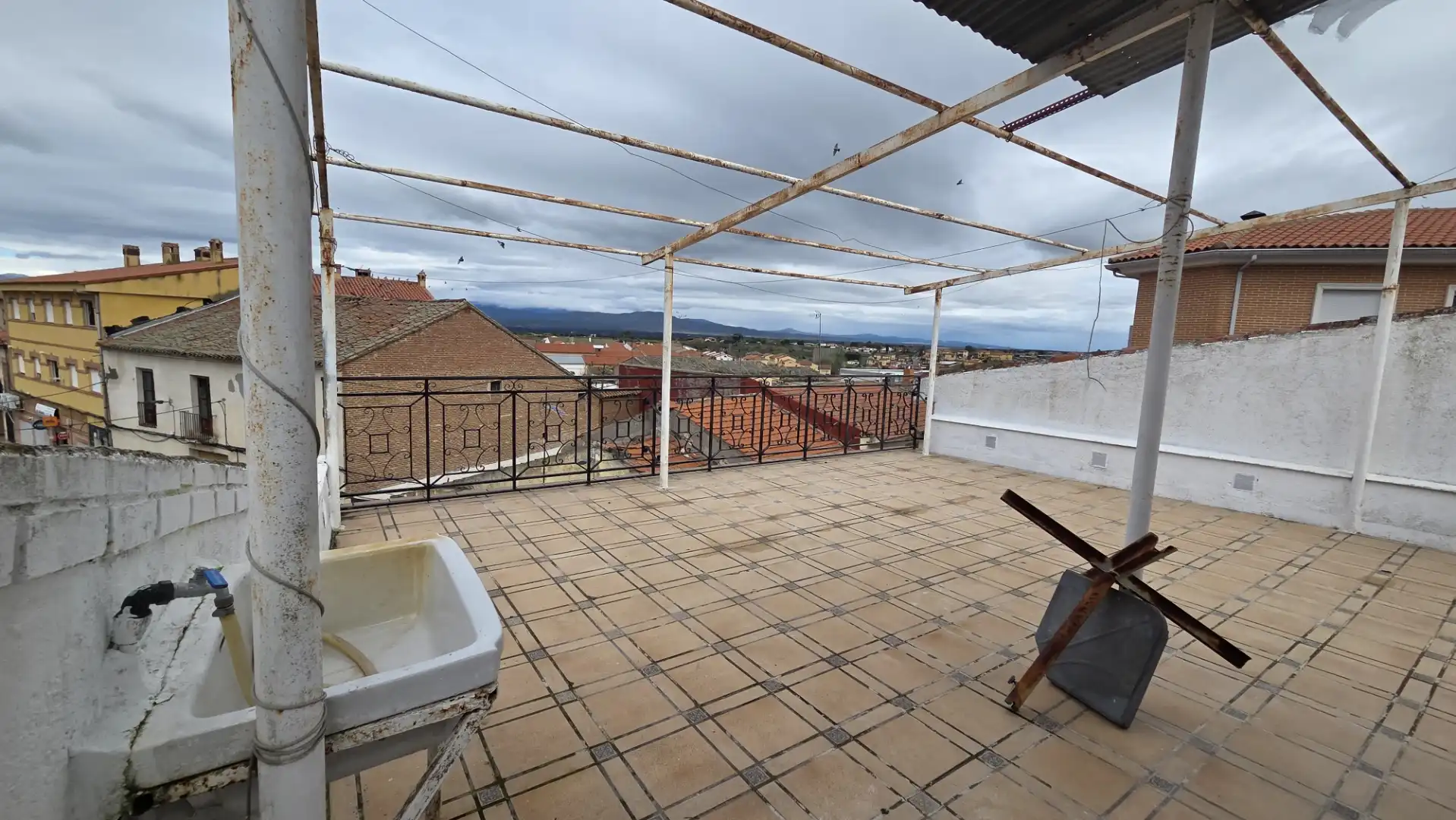 Casa adosada en venta en Plaza de la Iglesia, 3, El Casar de Escalona Terraza de Casa adosada en venta en El Casar de Escalona con Calefacción, Jardín privado y Terraza