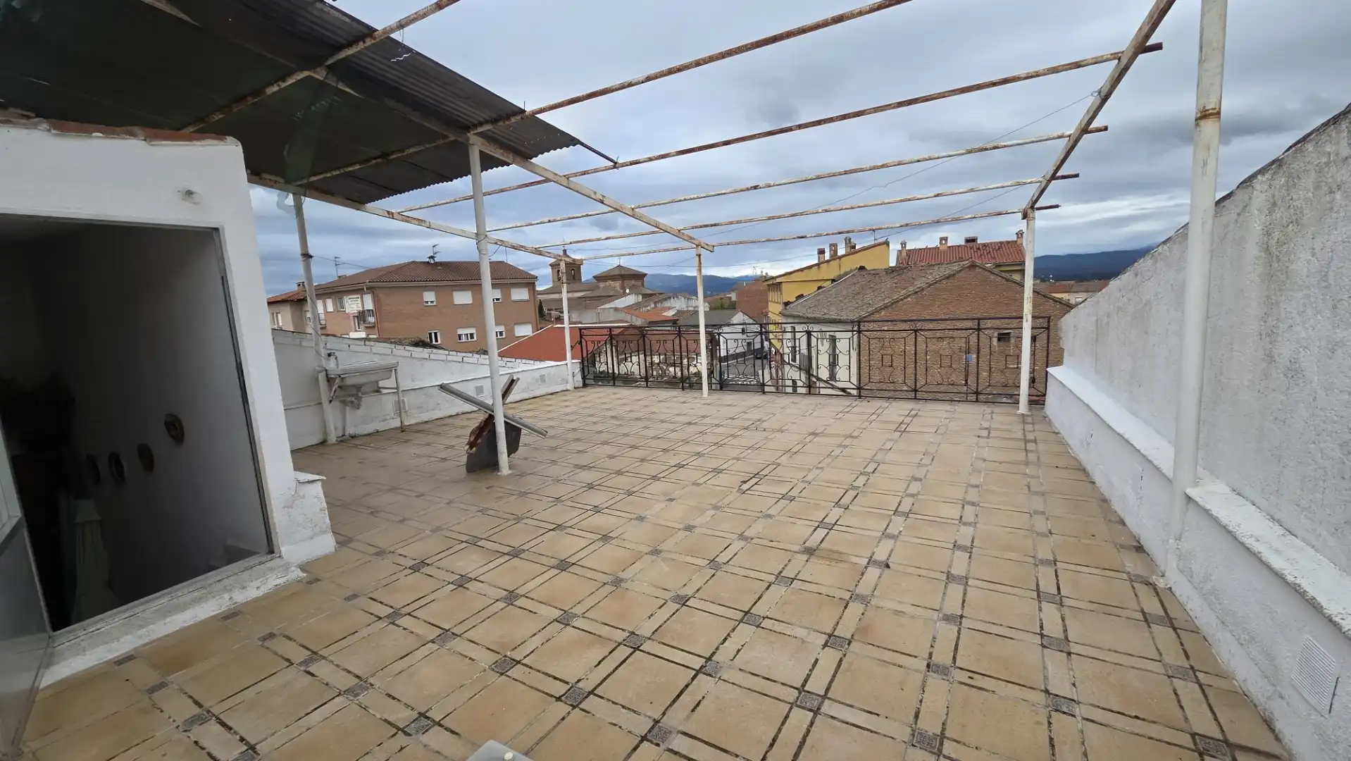 Casa adosada en venta en Plaza de la Iglesia, 3, El Casar de Escalona Terraza de Casa adosada en venta en El Casar de Escalona con Calefacción, Jardín privado y Terraza