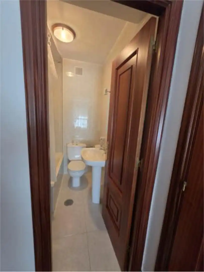 Flat for rent in Santa Uxía de Ribeira Bathroom of Flat for rent in Ribeira with Heating, Terrace and Furnished