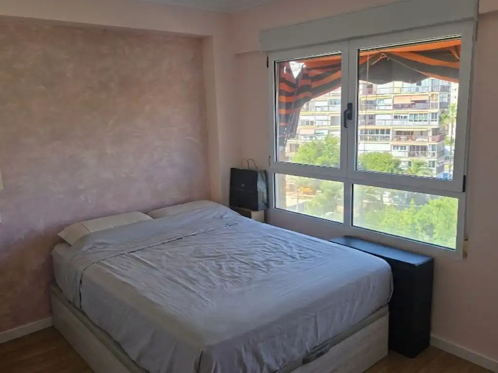 Pis en venda a Carrer Trident, 17, Cabo de las Huertas Dormitori de Pis en venda en Alicante / Alacant amb Aire condicionat, Terrassa i Piscina