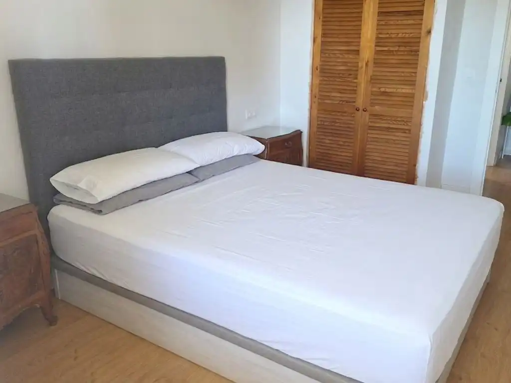 Pis en venda a Carrer Trident, 17, Cabo de las Huertas Dormitori de Pis en venda en Alicante / Alacant amb Aire condicionat, Terrassa i Piscina