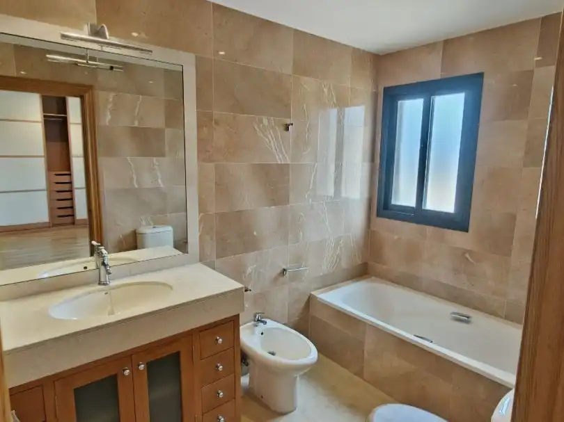 Piso en venta en Calle el Purche, 10, Genil Baño de Piso en venta en Granada Capital con Aire acondicionado, Terraza y Balcón