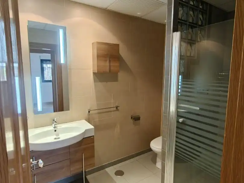 Piso en venta en Calle el Purche, 10, Genil Baño de Piso en venta en Granada Capital con Aire acondicionado, Terraza y Balcón