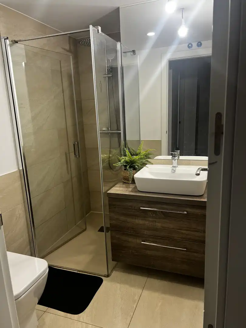 Casa adosada de alquiler en Calle de Valdeamor, 27, Algete Centro Baño de Casa adosada de alquiler en Algete con Aire acondicionado, Calefacción y Jardín privado