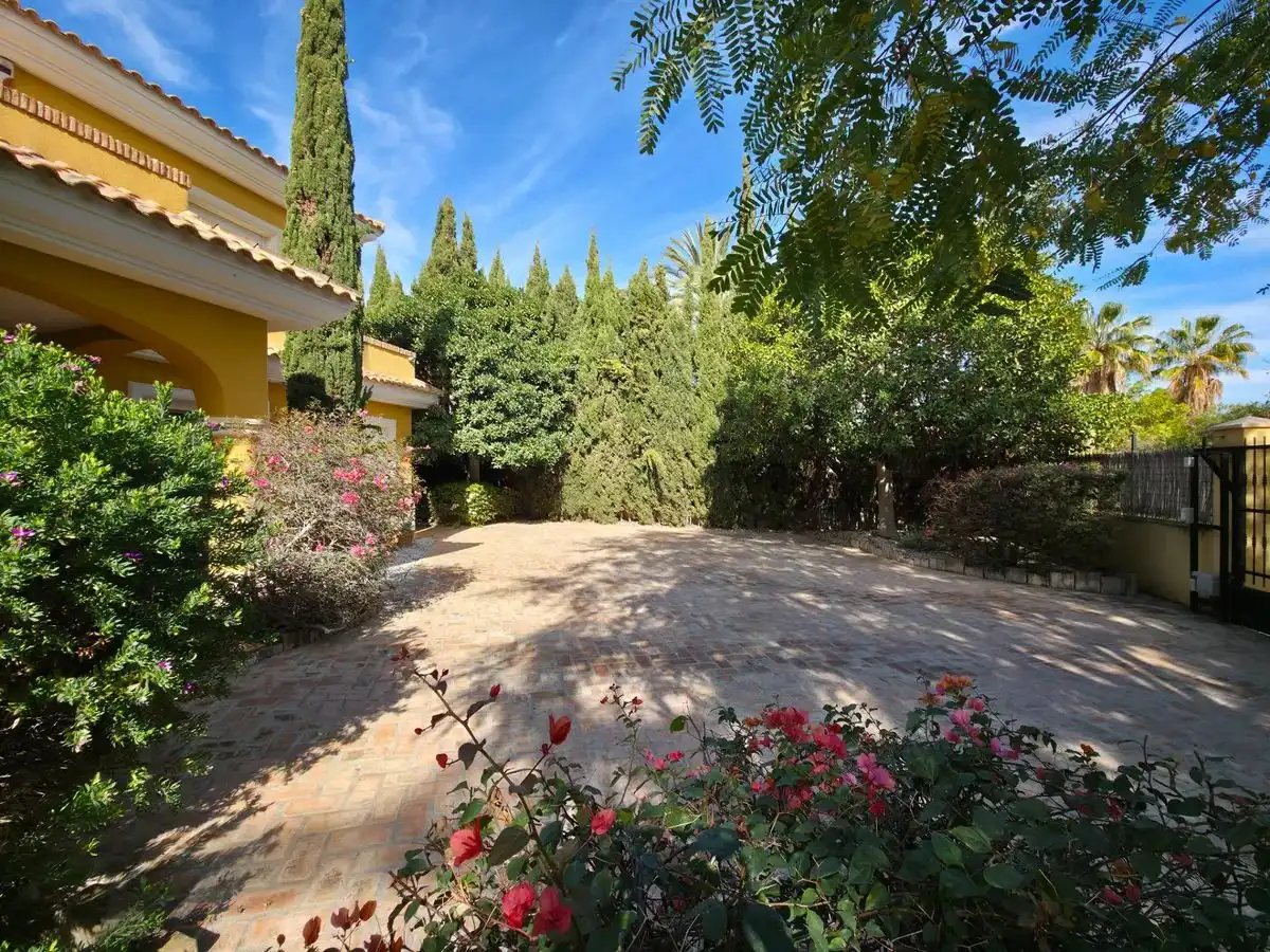 Casa o xalet en venda a Carrer del Vespre, 6, Bonalba - Cotoveta Vista exterior de Casa o xalet en venda en Mutxamel amb Aire condicionat, Terrassa i Piscina